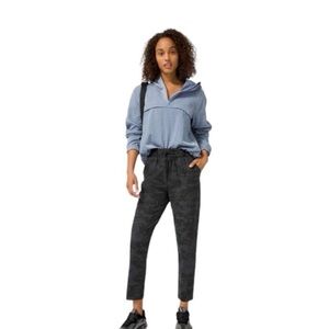 Lululemon Keep Moving Pant 7/8 High-Rise
Incognito Camo Multi Grey